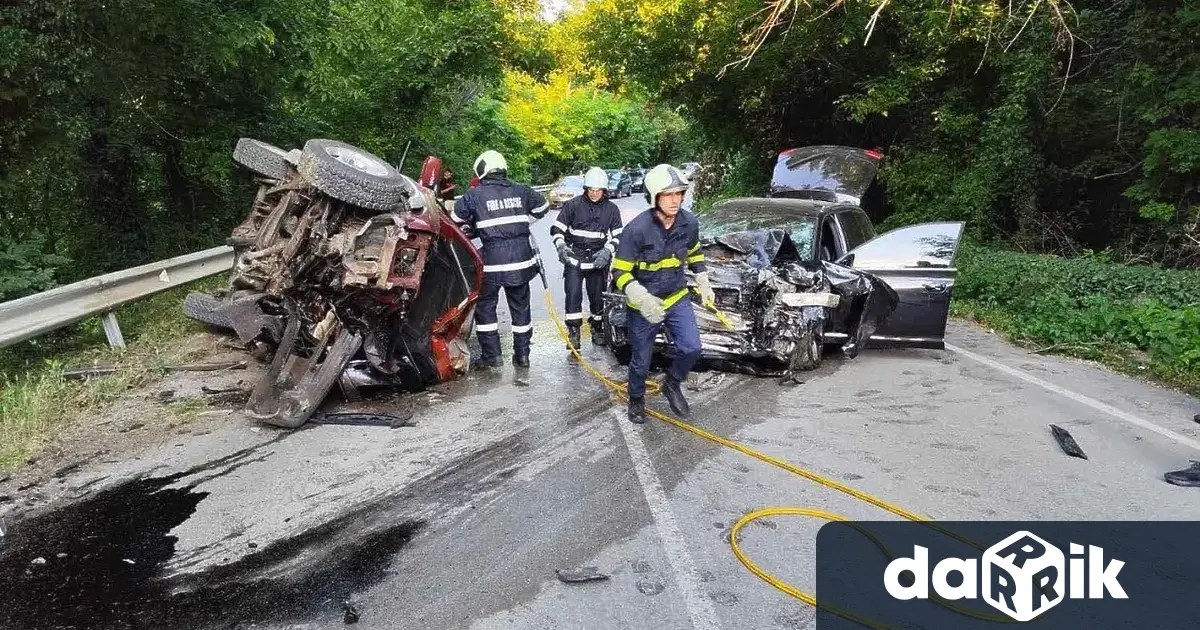 Челен удар между два леки автомобила временно затвори пътя между