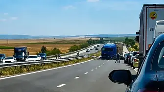 Няма данни шофьорът на тира, причинил катастрофата край Ямбол с три жертви, да е заспал