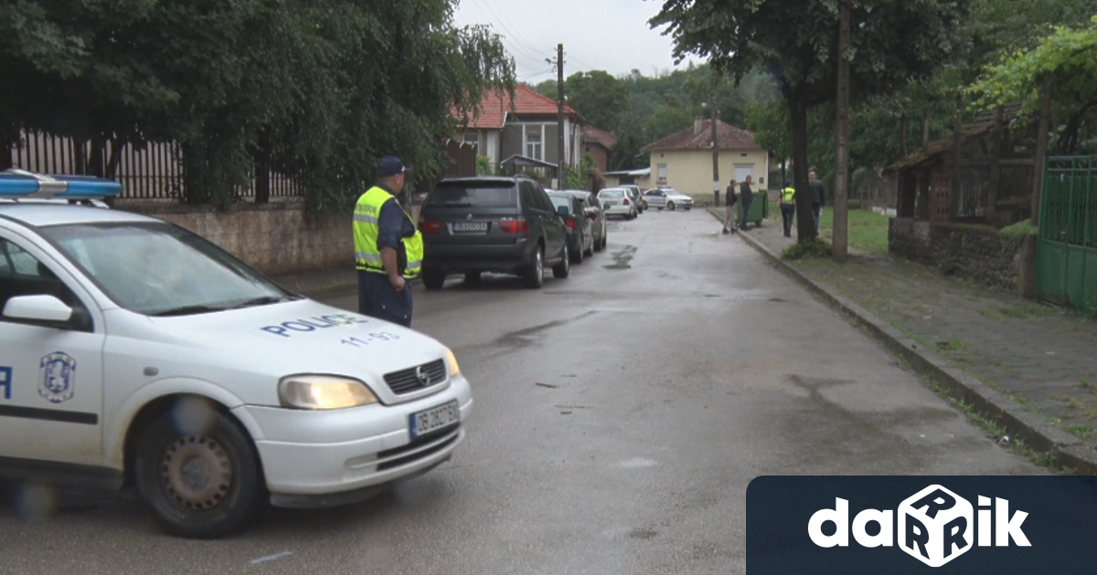 Продължава разследването на тройното убийство в бившото общежитие за наставяне