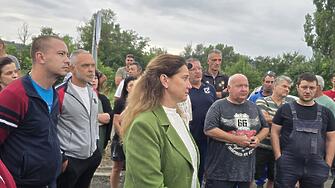 Протест срещу затварянето на пътя Хисаря – Михилци събра десетки жители на района