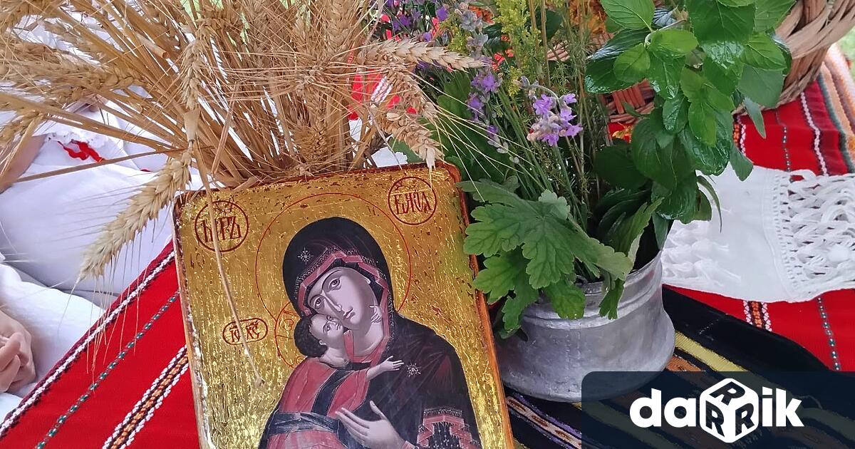 С много настроение усмивки и уважение към българските традиции в