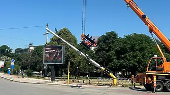 Стълб със светофар падна при Централна гара в София