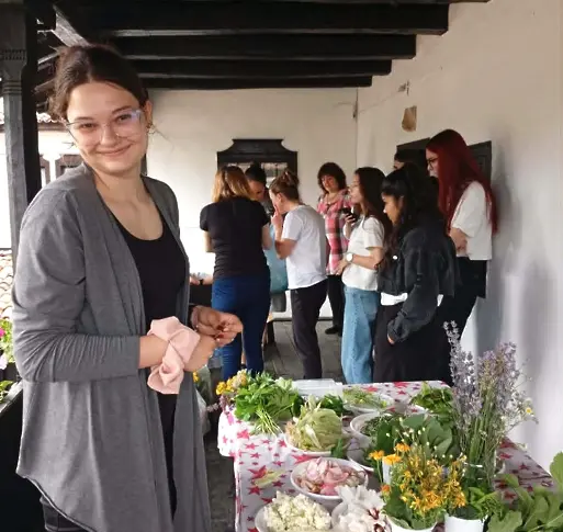  Ученици и деца от детски градини в Плевен плетоха Еньовденски венец 