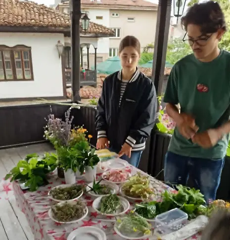 Ученици и деца от детски градини в Плевен плетоха Еньовденски венец