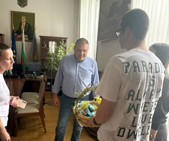 Ученици и деца от детски градини в Плевен плетоха Еньовденски венец