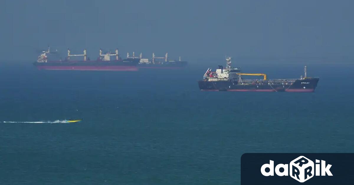 Черногорски моряци са блокирани на кораб в Ормузкия проток от
