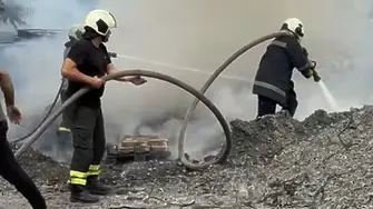 Голям пожар край бившите казарми в Ямбол (СНИМКИ)