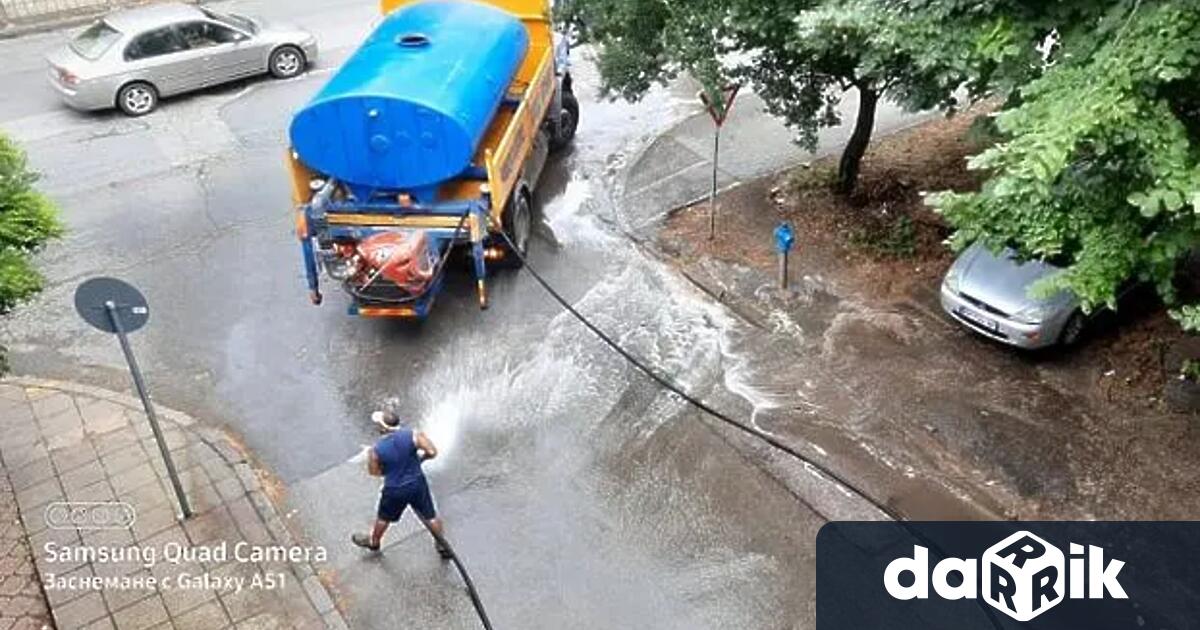 Почистването на отводнителните шахти и машинното измиване на уличната мрежа