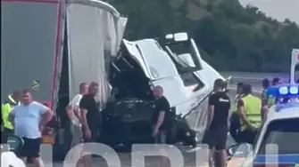 Тежка катастрофа на АМ „Струма“: ТИР разполови товарен автомобил (СНИМКИ)