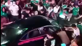 Автомобил се вряза в празнуващи фенове в Мексико, 17 души са ранени (ВИДЕО)