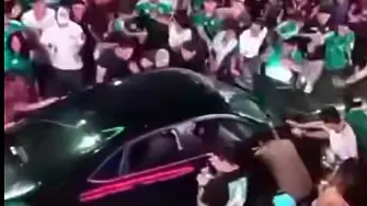 Автомобил се вряза в празнуващи фенове в Мексико, 17 души са ранени (ВИДЕО)