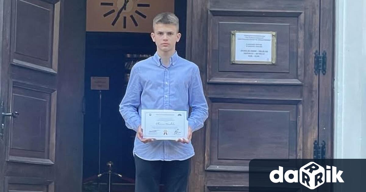 Светлин Пешковски от VIII б клас на Профилираната природо математическа