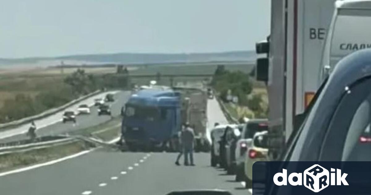 Тир премаза автомобил край село Зимница При инцидентазагинаха възрастен мъж