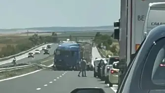 Тир се вряза в кола в насрещното в Бургаско, две деца и възрастен са загинали