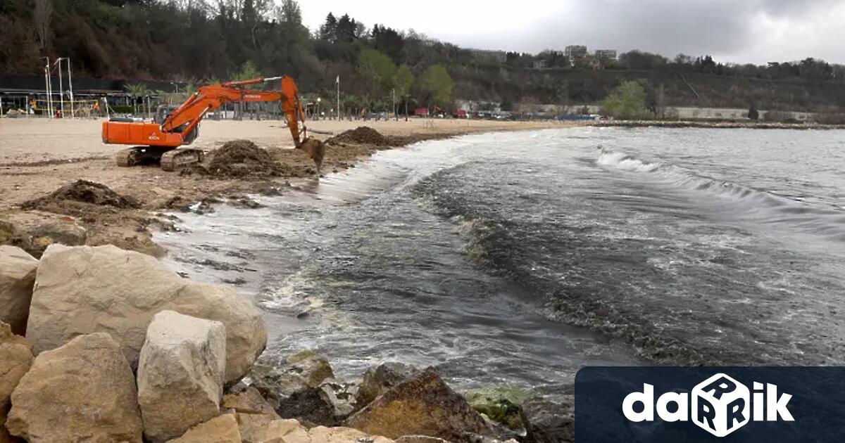 И днес продължава да изплува мазут на плажовете по Южното