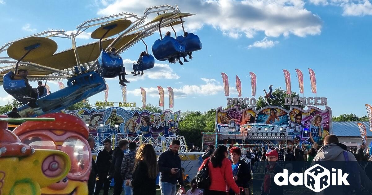 Дете и баща му са пострадали при падане от атракционна