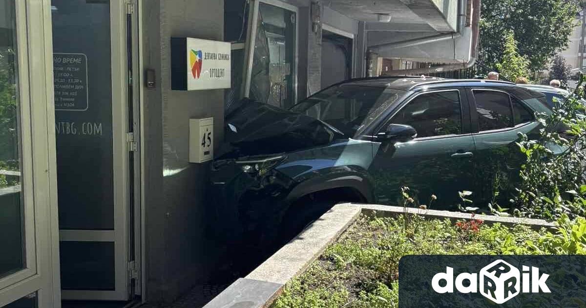 Кола се е блъснала в дентална клиника в София За