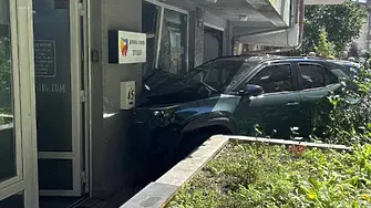 Кола се заби в дентална клиника в София