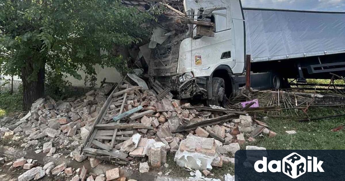 Тир с българска регистрация е изпуснал десен завой около 7