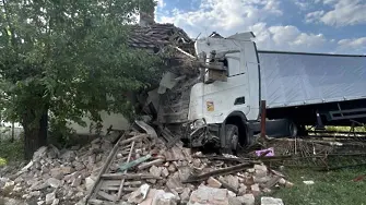 Тир се е вряза в къща в Монтанско