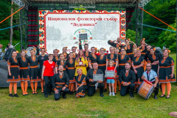Нестинарски танци, автентични носии и много танци и музика с "Етробрасбенд" в първия ден от НФС "Леденика"