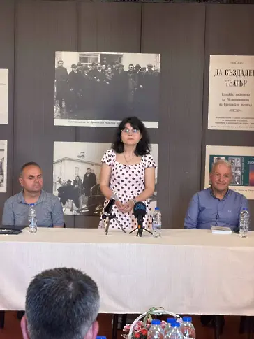 Във Враца представиха  стихосбирката „Звуци на магийни капчуци“ от Румяна Маринова