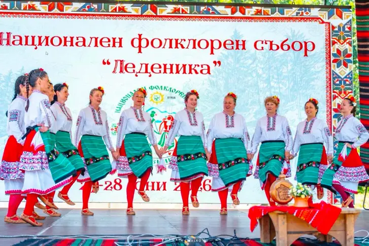 Нестинарски танци, автентични носии и много танци и музика с "Етробрасбенд" в първия ден от НФС "Леденика"