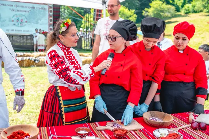 Нестинарски танци, автентични носии и много танци и музика с "Етробрасбенд" в първия ден от НФС "Леденика"