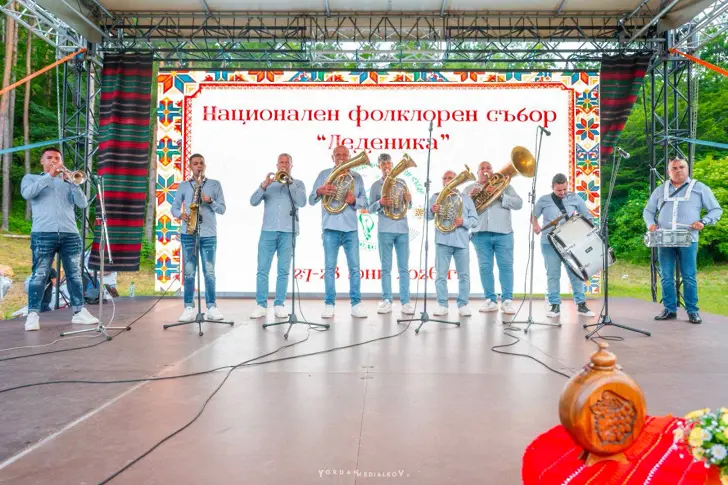 Нестинарски танци, автентични носии и много танци и музика с "Етробрасбенд" в първия ден от НФС "Леденика"