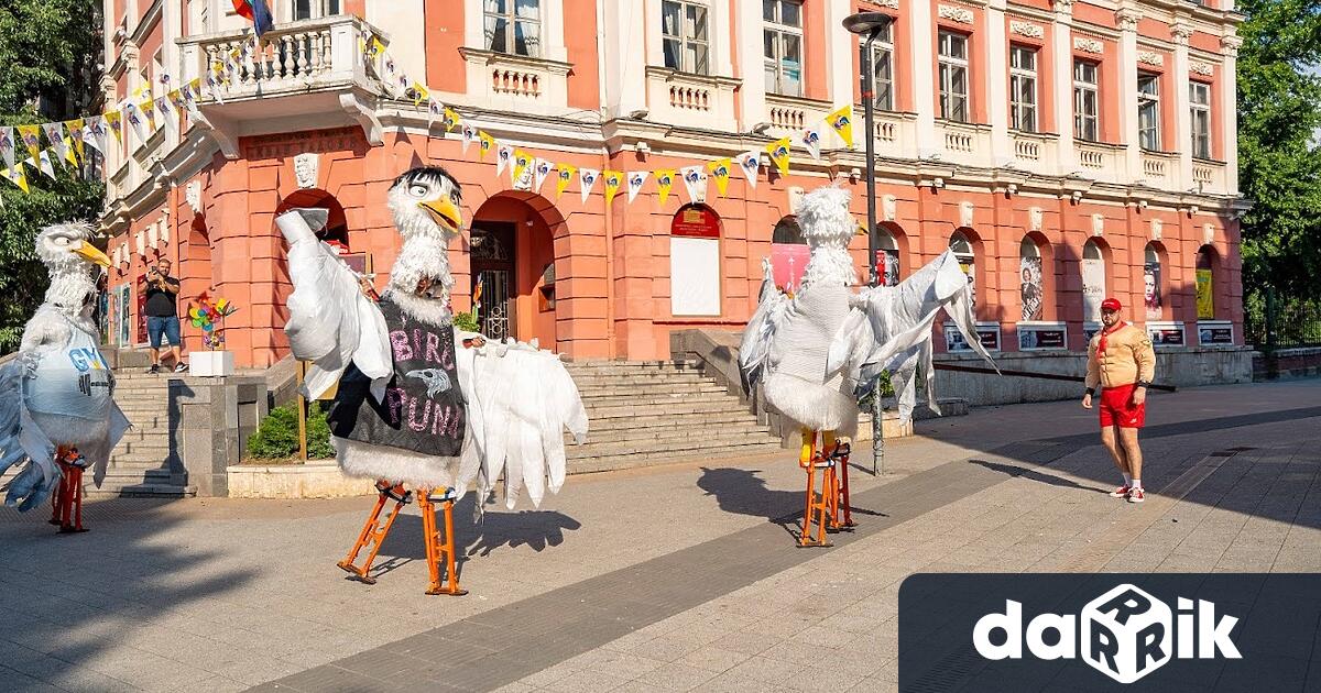 С атрактивен уличен спектакъл в Плевен бе дадено начало на