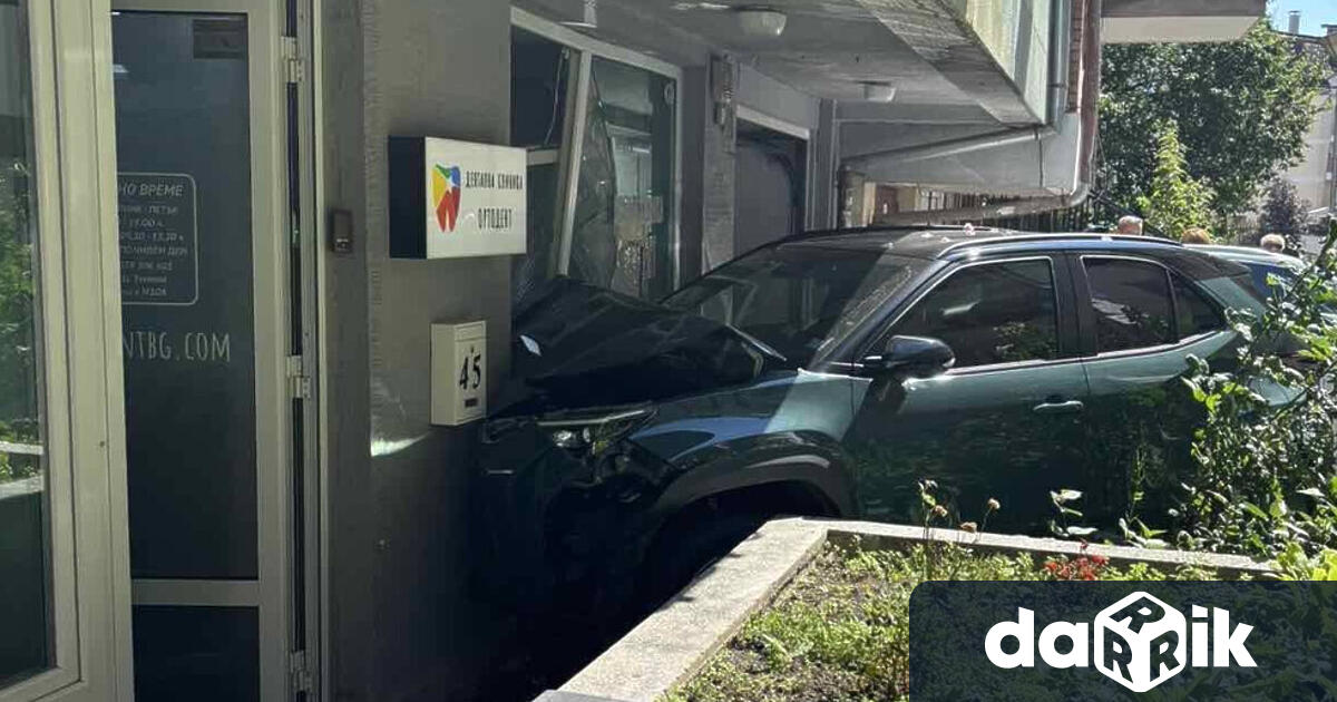 Кола се блъсна във фасадата на дентална клиника в столицата