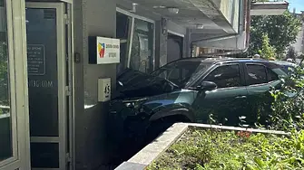 Кола се вряза във фасадата на дентална клиника в София