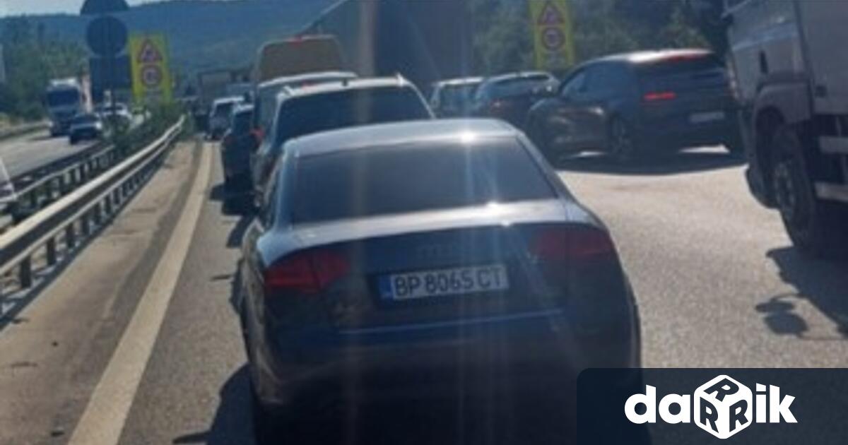 Кола се удари в тежкотоварен автомобил на АМ Тракия потвърдихаот