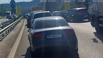Кола се удари в тежкотоварен автомобил на АМ „Тракия”