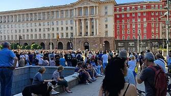 „Тук не е Москва“: Първи протест срещу правителството на Радев в София