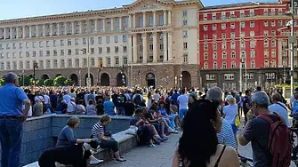 „Тук не е Москва“: Първи протест срещу правителството на Радев в София
