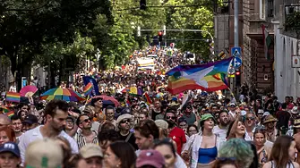 Над 100 000 души се включиха в мащабен Прайд парад
