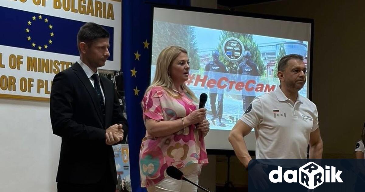 НЕ СТЕ САМИ Зала Плевен събра младежи институции и артисти