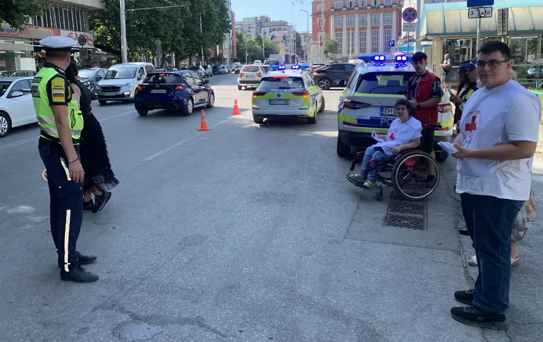 Съвместна акция на ОДМВР-Плевен сектор „Пътна полиция“ и БМЧК: Над 2000 листовки за пътна безопасност раздадени на водачи на автомобили