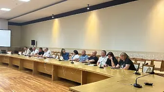 Свободен и безопасен достъп до училищните спортни площадки за децата на Плевен: Областна администрация събра институции и експерти на разширена работна среща