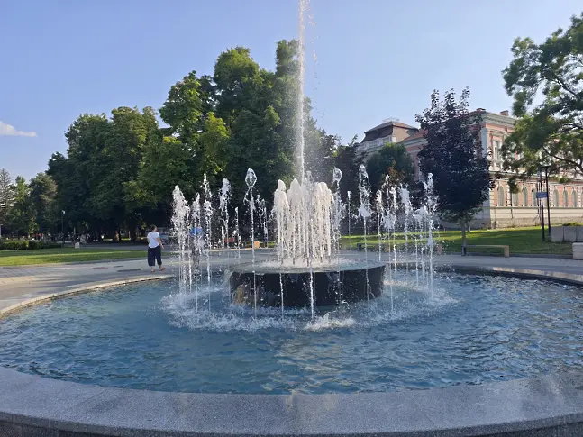 Подменят с нова повредена система за управление на Пеещия фонтан