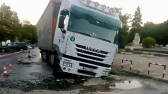 Тир се блъсна в мантинелата на „Тракия” и се озова в канавка край Карнобат
