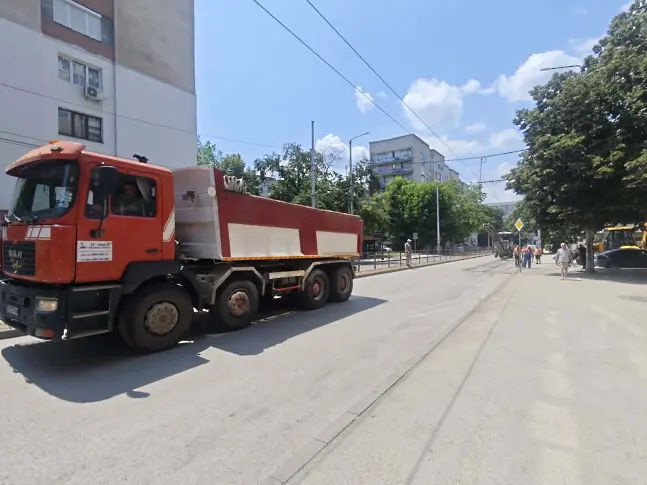  Тази седмица: Пътните екипи работят по бул. „ Русе “ на изхода за Гривица, продължава ремонтът по ул. „ Гренадирска “ в двете платна 
