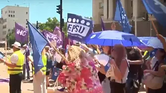 „Равни права за всички!”: КНСБ и КТ „Подкрепа” излязоха на протест