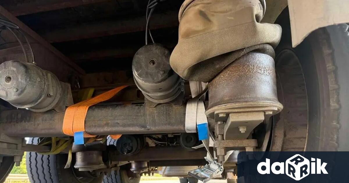 Столични полицаи спряха тир със спукани въздушни възглавници и откачен
