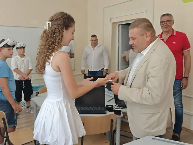 STEM център с пет тематични кабинета отвори врати в Спортно училище „Георги Бенковски“