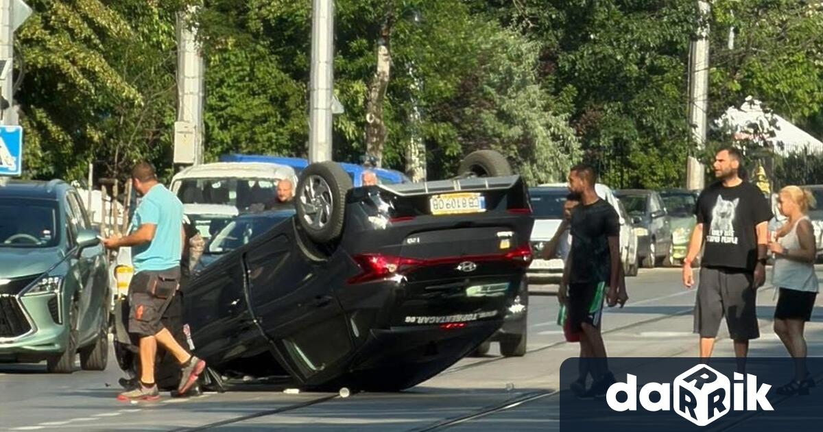Лек автомобил се преобърна по таван в столицата Инцидентът е