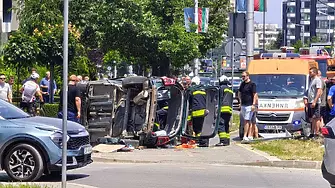 Зверската катастрофа в София: Кола се преобърна на бул. "България"