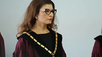 Десислава Атанасова твърди, че е пътувала с граждански полет до Турция, а не с Пеевски