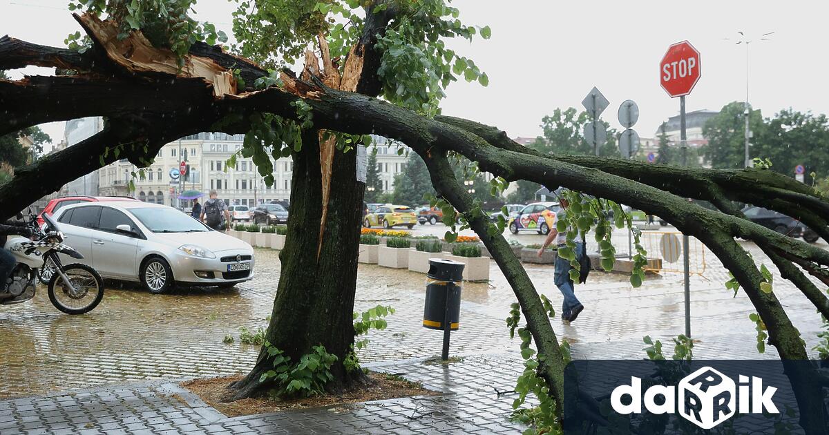 Заради обилния порой се наводниха подлези улици и автобуси на